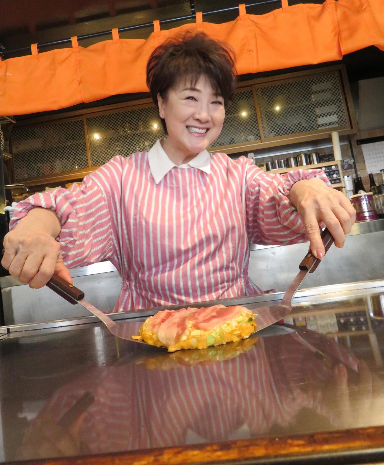 渋谷区で経営するお好み焼き店「かわなか」で新曲「人生日和」の発売記念イベントを行った川中美幸