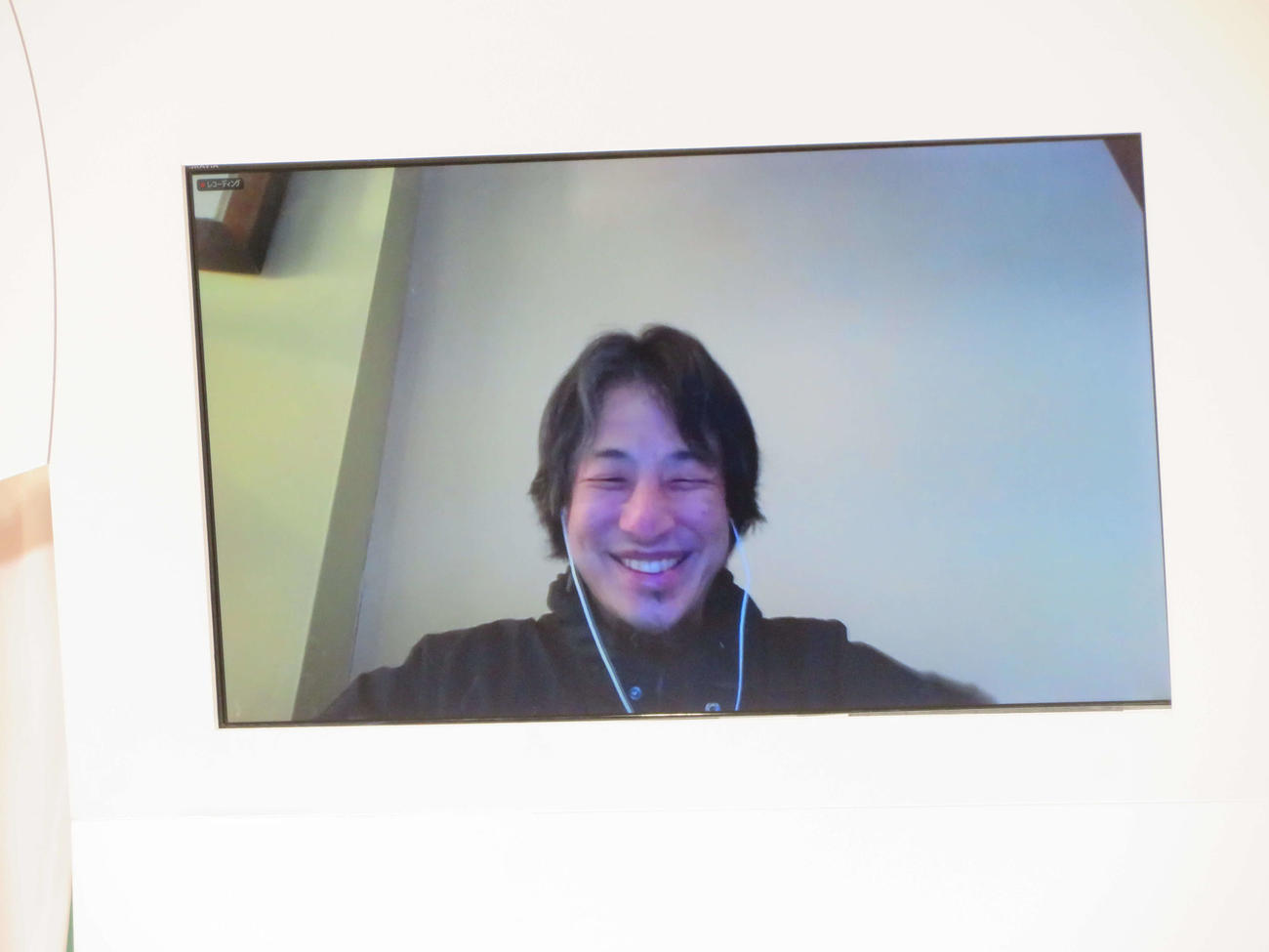 UP－T　新CM発表会に米アーカンソー州からリモートで参加した、ひろゆきこと西村博之氏（撮影・村上幸将）