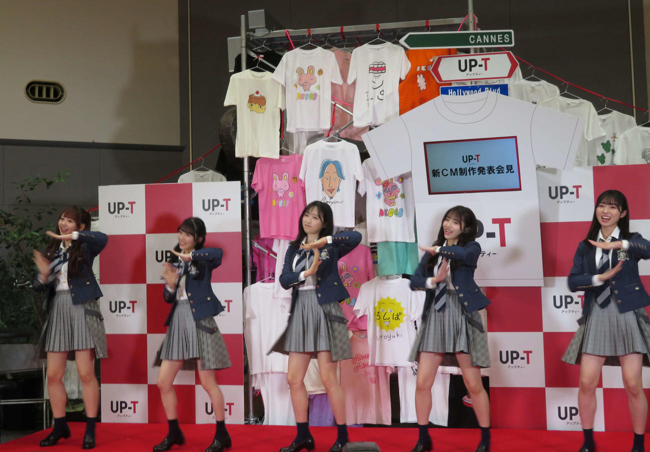 UP－T　新CM発表会でCMソングに合わせて踊るAKB48の、左から大盛真歩、佐藤綺星、小栗有以、平田侑希、山内瑞葵（撮影・村上幸将）