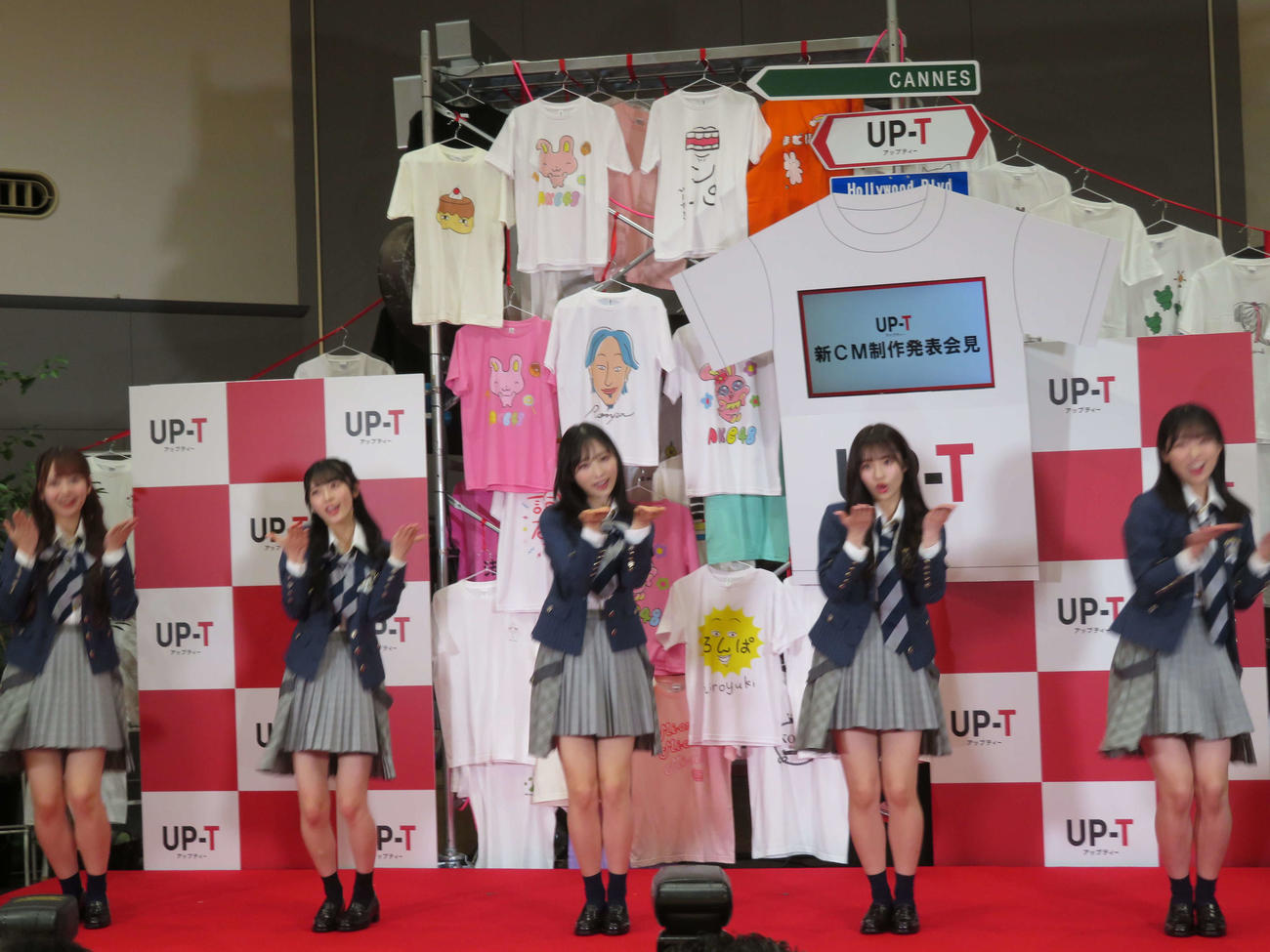 UP－T　新CM発表会でCMソングに合わせて踊るAKB48の、左から大盛真歩、佐藤綺星、小栗有以、平田侑希、山内瑞葵（撮影・村上幸将）