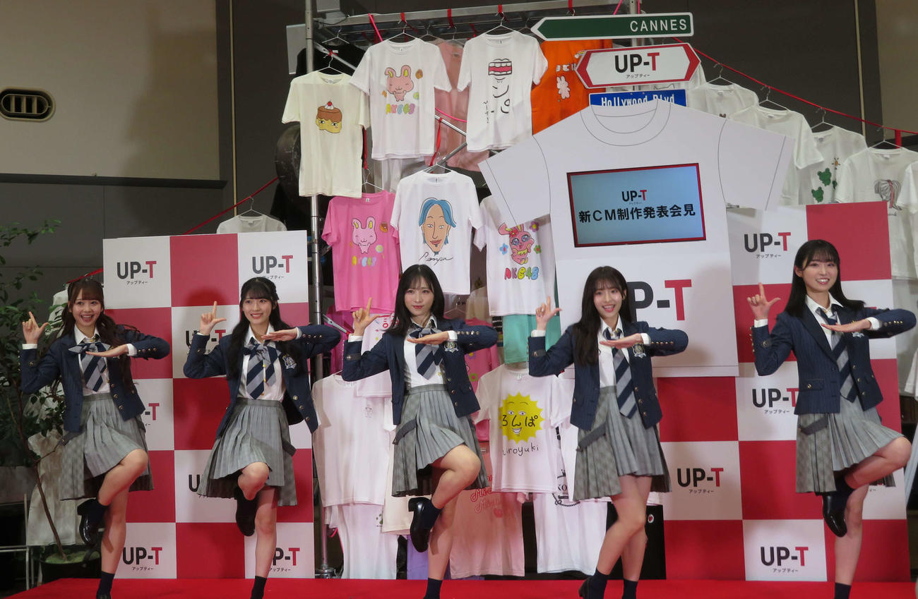 UP－T　新CM発表会でCMソングに合わせて踊るAKB48の、左から大盛真歩、佐藤綺星、小栗有以、平田侑希、山内瑞葵（撮影・村上幸将）