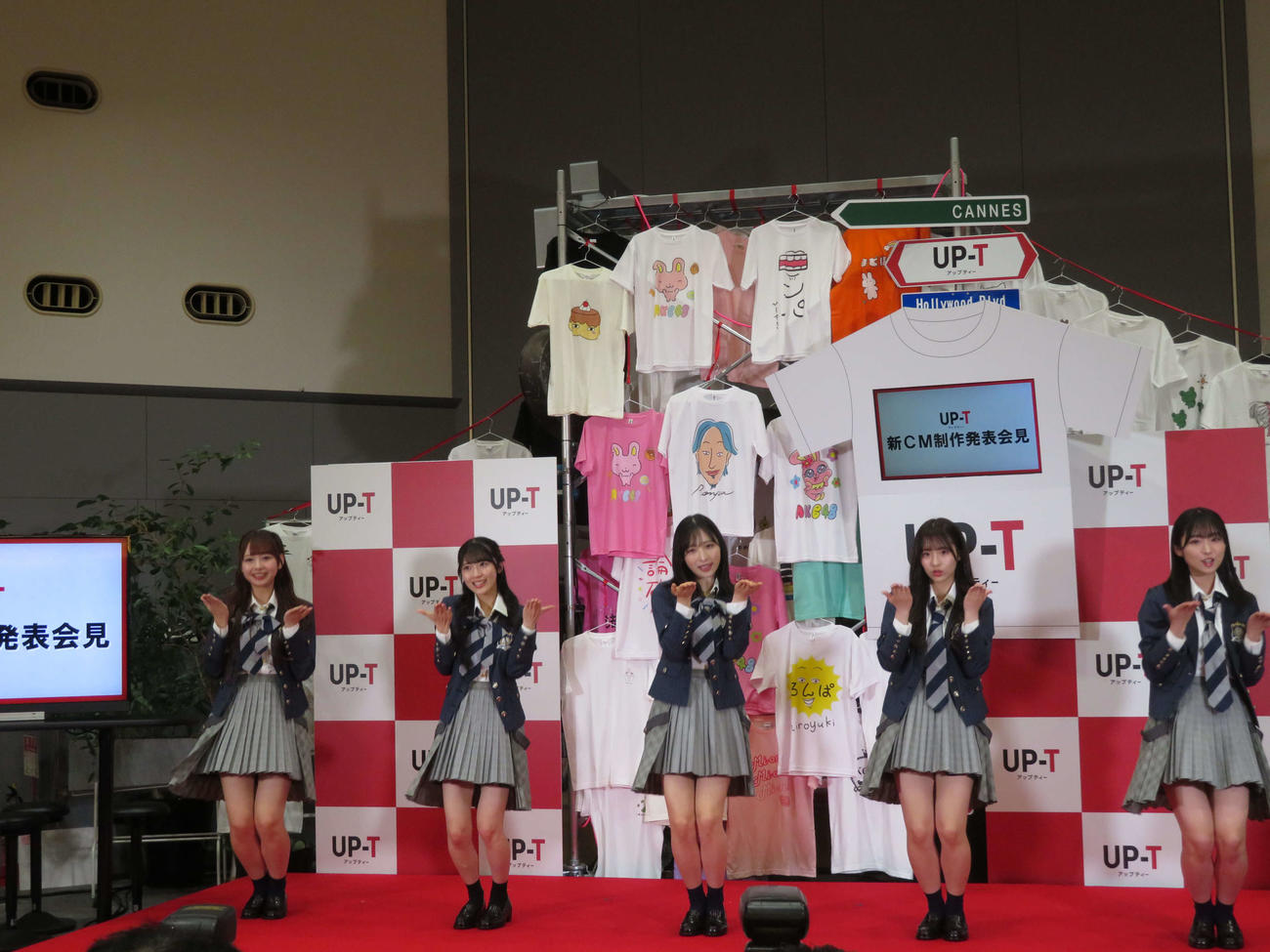 UP－T　新CM発表会でCMソングに合わせて踊るAKB48の、左から大盛真歩、佐藤綺星、小栗有以、平田侑希、山内瑞葵（撮影・村上幸将）
