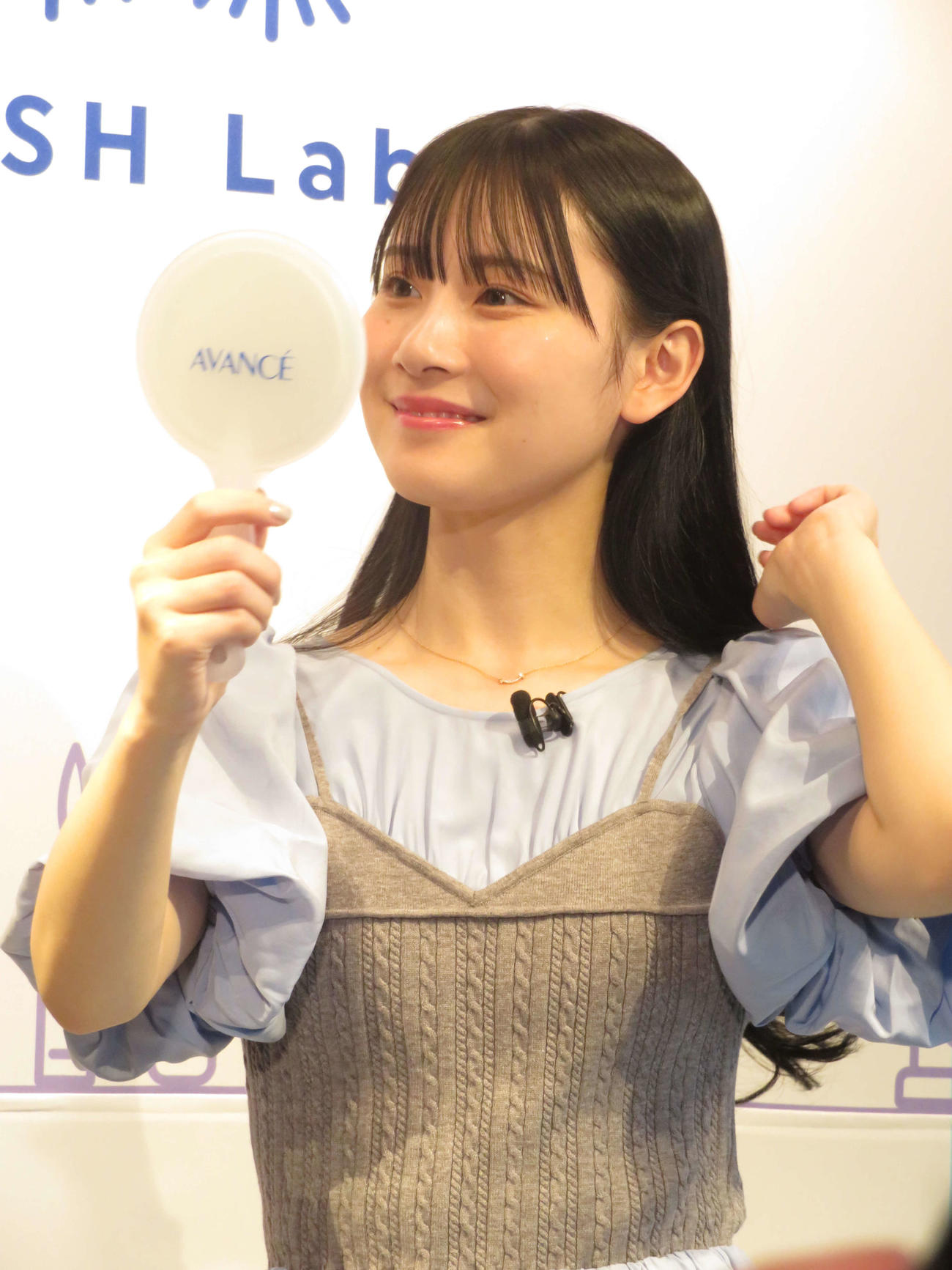 化粧品メーカー「アヴァンセ」の新商品発表会に出席し、メークレッスンを受けた笠野咲藍