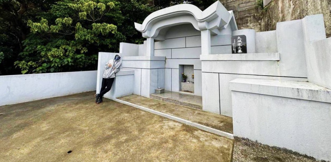 墓掃除に4時間かけたことを報告したGACKT（GACKTのXから）