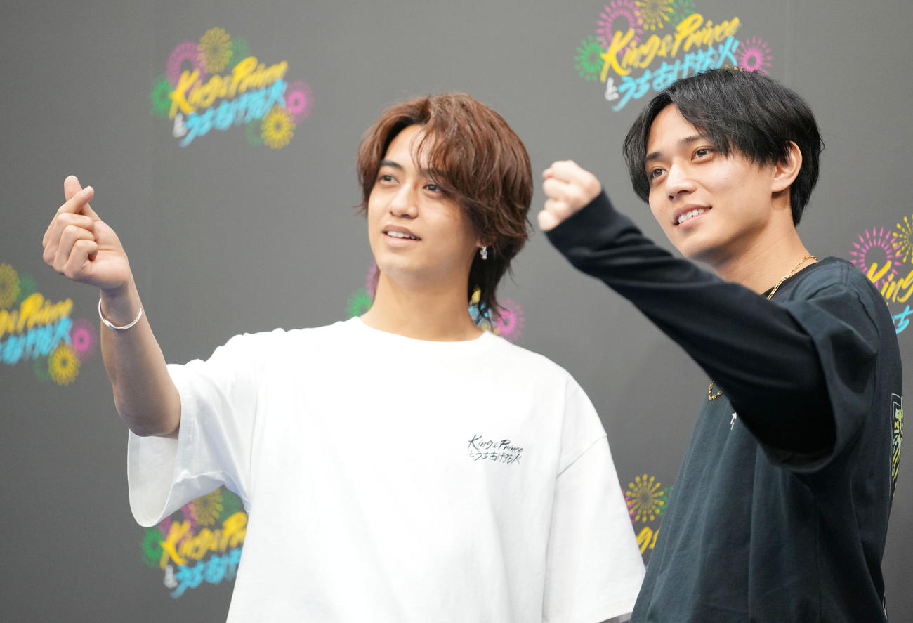 ライブを前に笑顔を見せるKing＆Princeの高橋海人（左）と永瀬廉（撮影・横山健太）