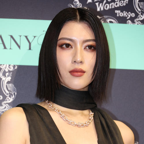 三吉彩花、胸元はだけた大胆セクシー衣装　ティファニー思い出は「自分で自分にプレゼント」