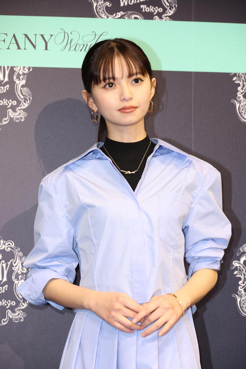 松雪泰子がブラックのロングドレスで登場「人生の節目にはティファニー