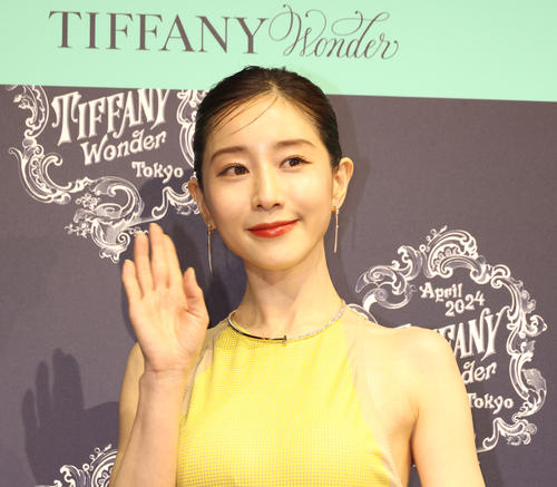 田中みな実、ワンピ姿で美ボディ披露「年齢とともに重厚なジュエリーを身にまといたい」