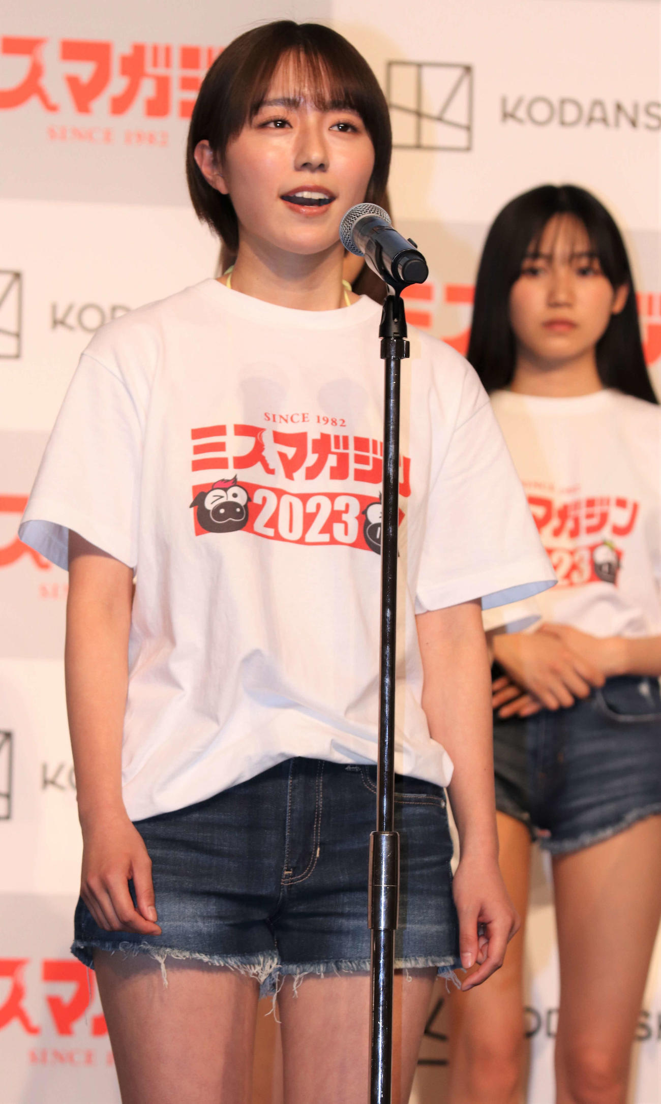 「ミスマガジン2023ベスト16お披露目イベント」で特技を披露する井手美希（23年5月撮影）