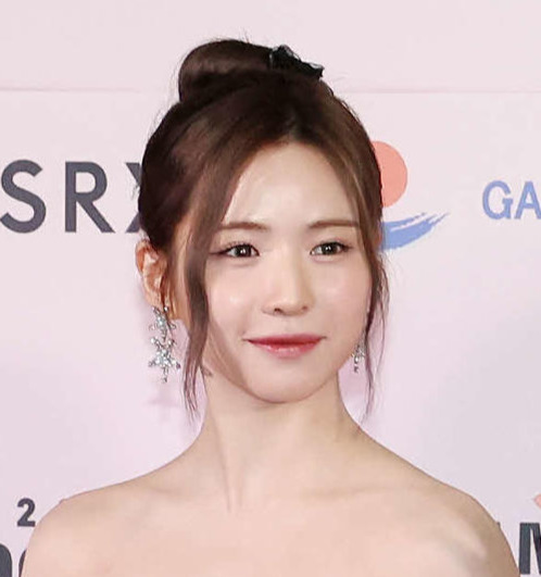 NiziUマヤ赤髪姿に変身「えぐかわいいいい」フォロワー絶賛　事務所の先輩にそっくりの声も