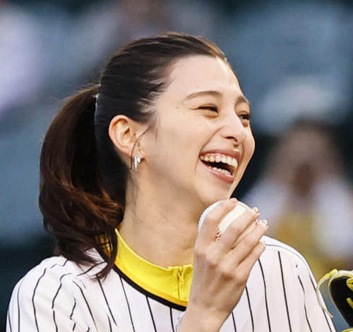 中条あやみ「投げる足がどっちか忘れて」パニックもノーバン投球成功　始球式オフショット披露