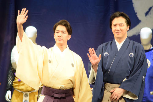 尾上松也が「刀剣乱舞　月刀剣縁桐」衣装展開催に笑顔　「世界観を身近で感じてほしい」