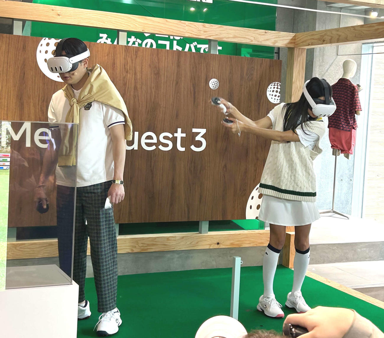 「『世界最小のゴルフ場　by Meta Quest』プレス発表会」に出席した平成ノブシコブシの吉村崇（左）とタレント池田美優
