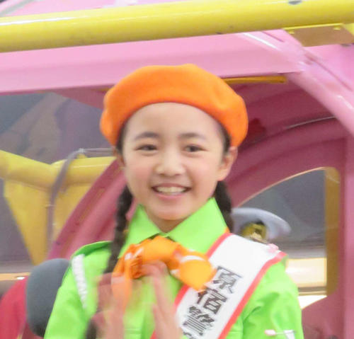 浅田芭路「なかったらケガしていた」原宿署のこども安全大使、シートベルトコンビンサーで１回転
