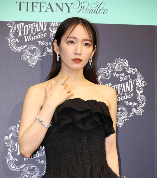 吉岡里帆「パワーに圧倒されて最後は…」肩出しドレスでお口をあんぐり
