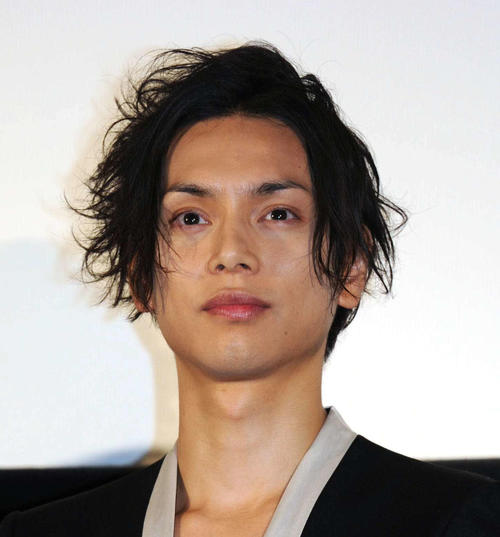 水嶋ヒロ、40歳誕生日に「絢香が撮ってくれてた」長女＆次女と手つなぎショット公開
