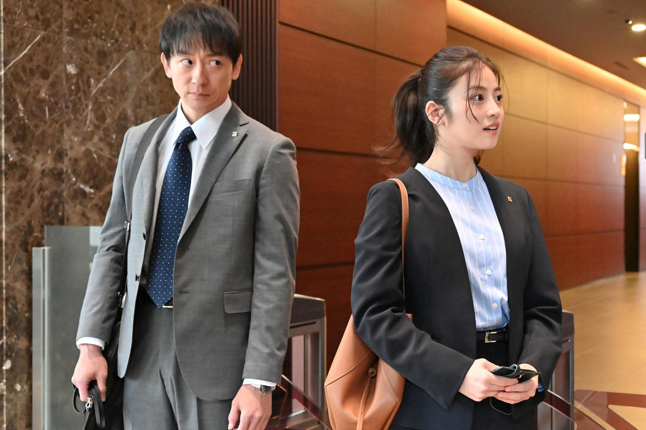 ドラマ「花咲舞が黙ってない」に主演する今田美桜（右）。左は山本耕史
