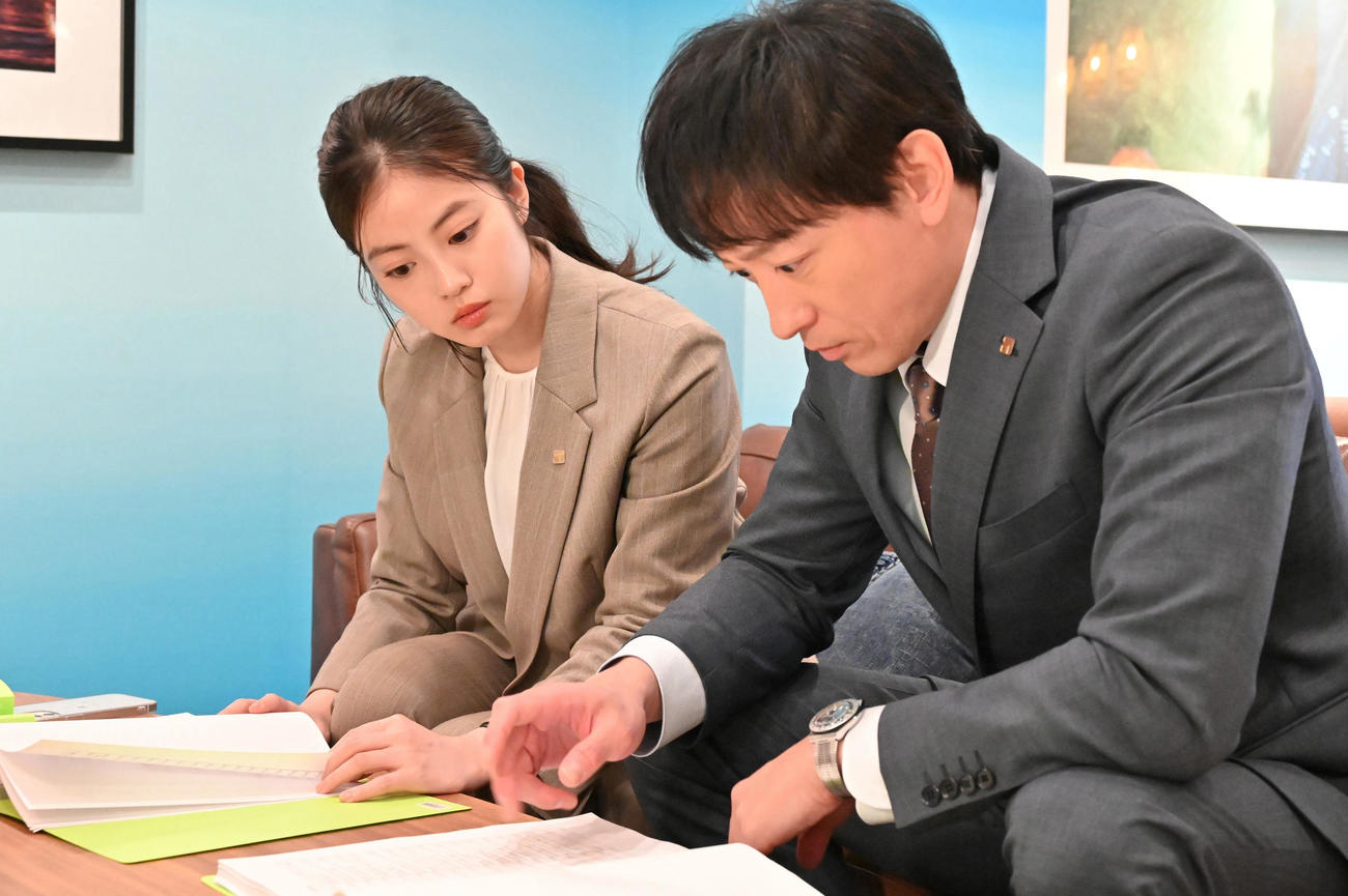 ドラマ「花咲舞が黙ってない」に主演する今田美桜（左）。右は山本耕史
