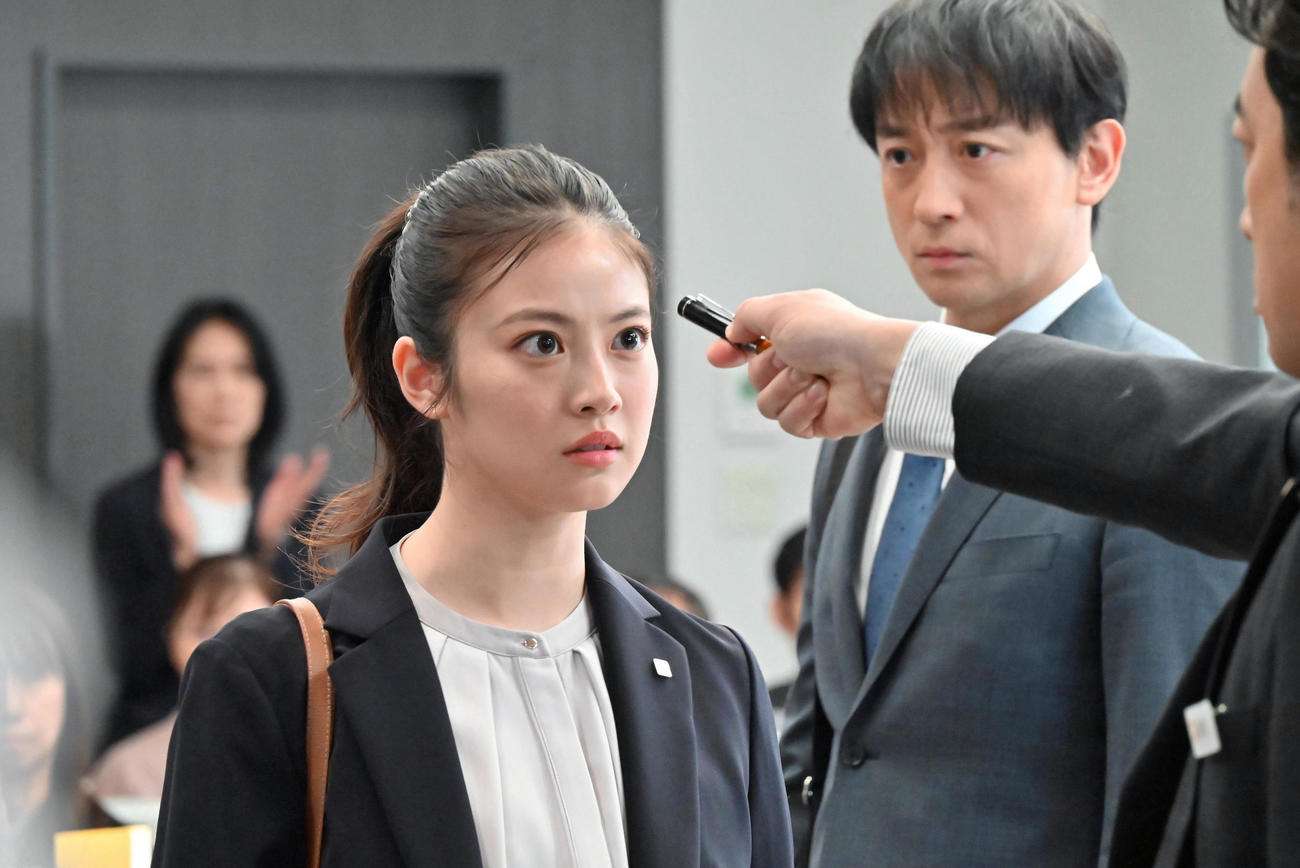 ドラマ「花咲舞が黙ってない」に主演する今田美桜（左）。右は山本耕史