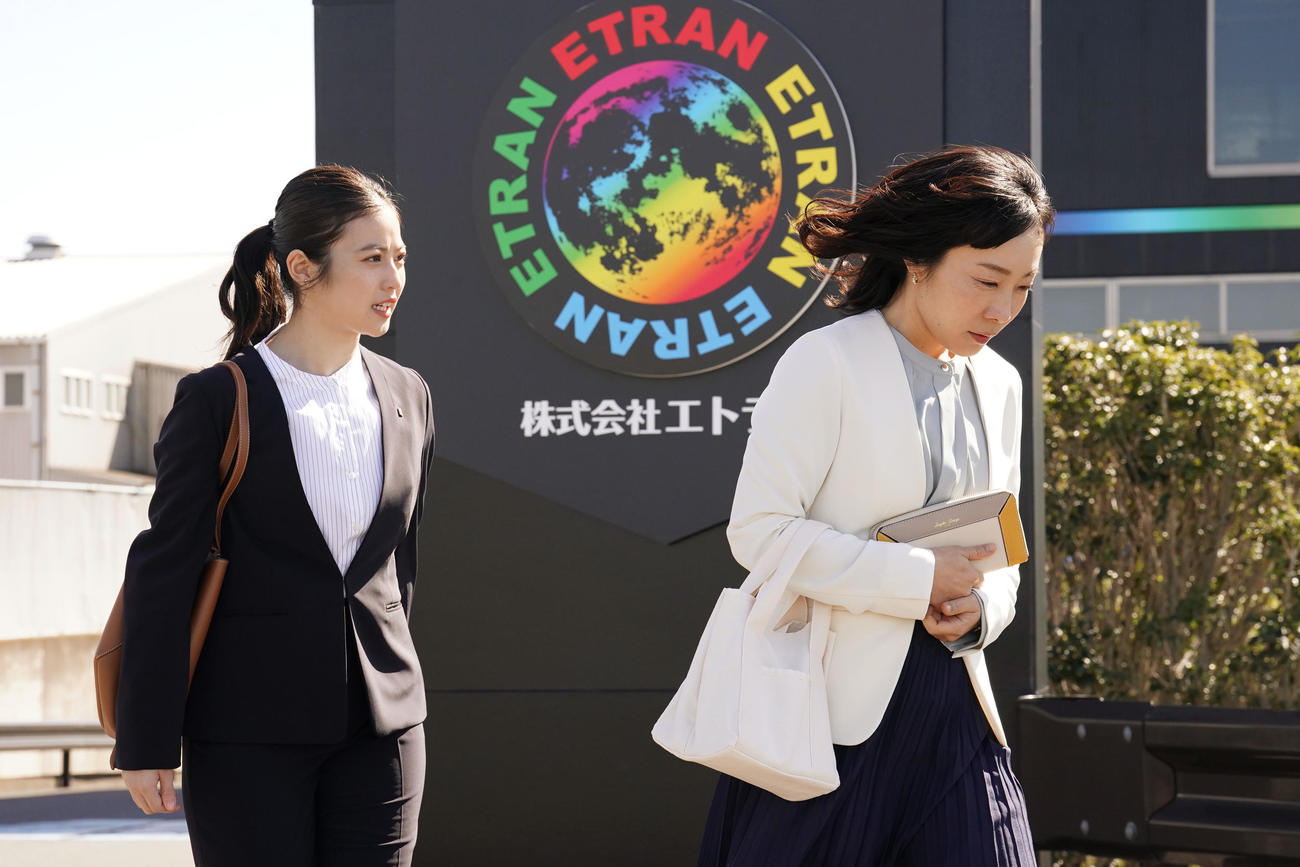ドラマ「花咲舞が黙ってない」に主演する今田美桜（左）