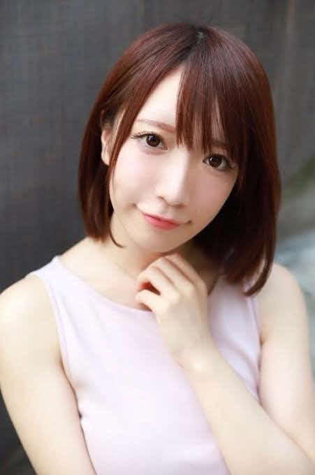 トレーナー裾から美脚全開「見つめられたらキュンってしちゃう」清水あいりがつながりたい人とは