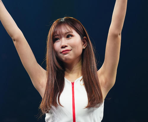 レースクイーン日南まみ、へそ出しコスチュームに「とってもお似合いで超きれいで美人」