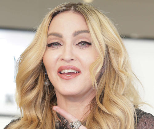 マドンナ、長男ロッコ氏とレア２ショット　個展に養子４人ともない来場、肩を抱いて祝福