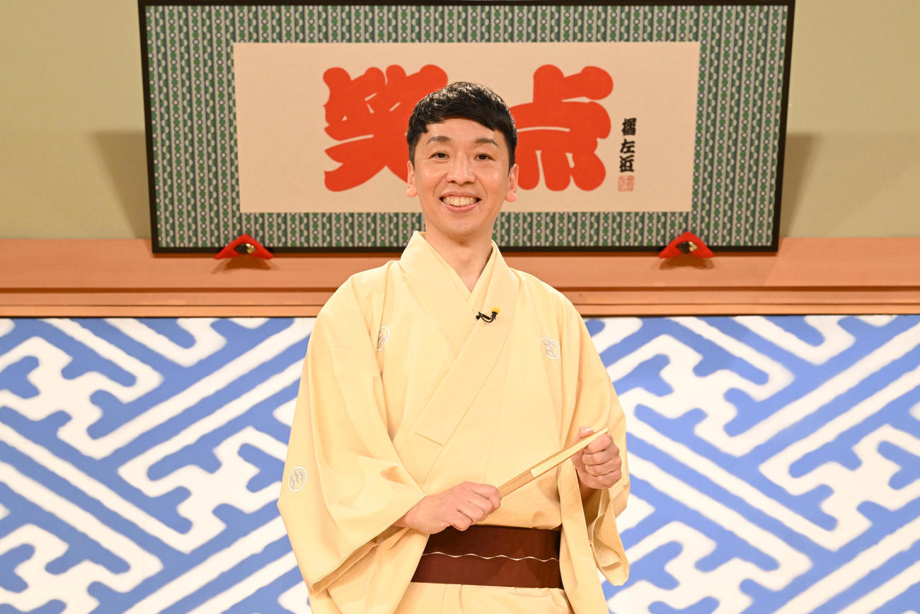 メンバーカラーとなったクリーム色（鳥の子色）の着物姿の立川晴の輔