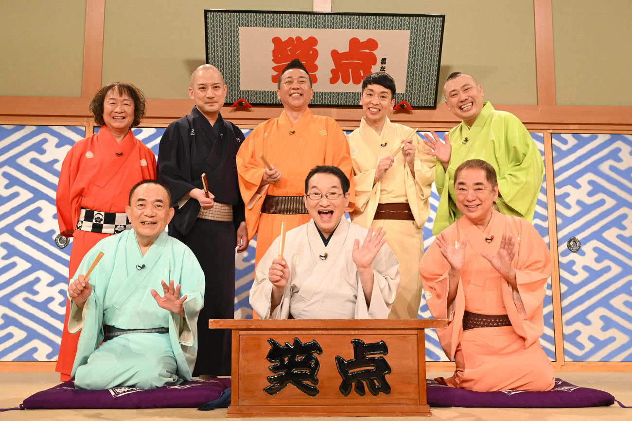 メンバーカラーとなったクリーム色（鳥の子色）の着物姿の立川晴の輔（後列右から2人目）を囲む「笑点」メンバー