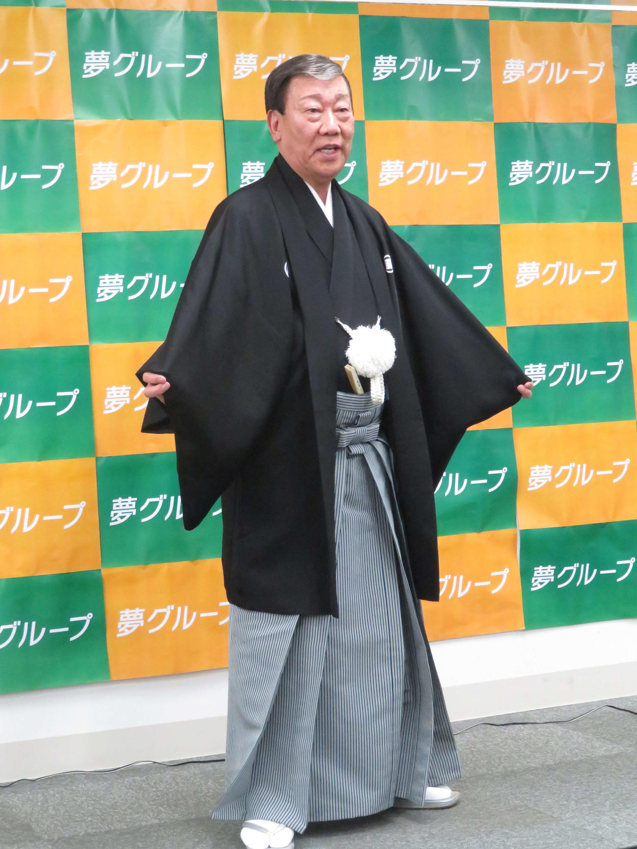 都内で謝罪会見を行い、衣装のはかまに込めた思いを語る橋幸夫