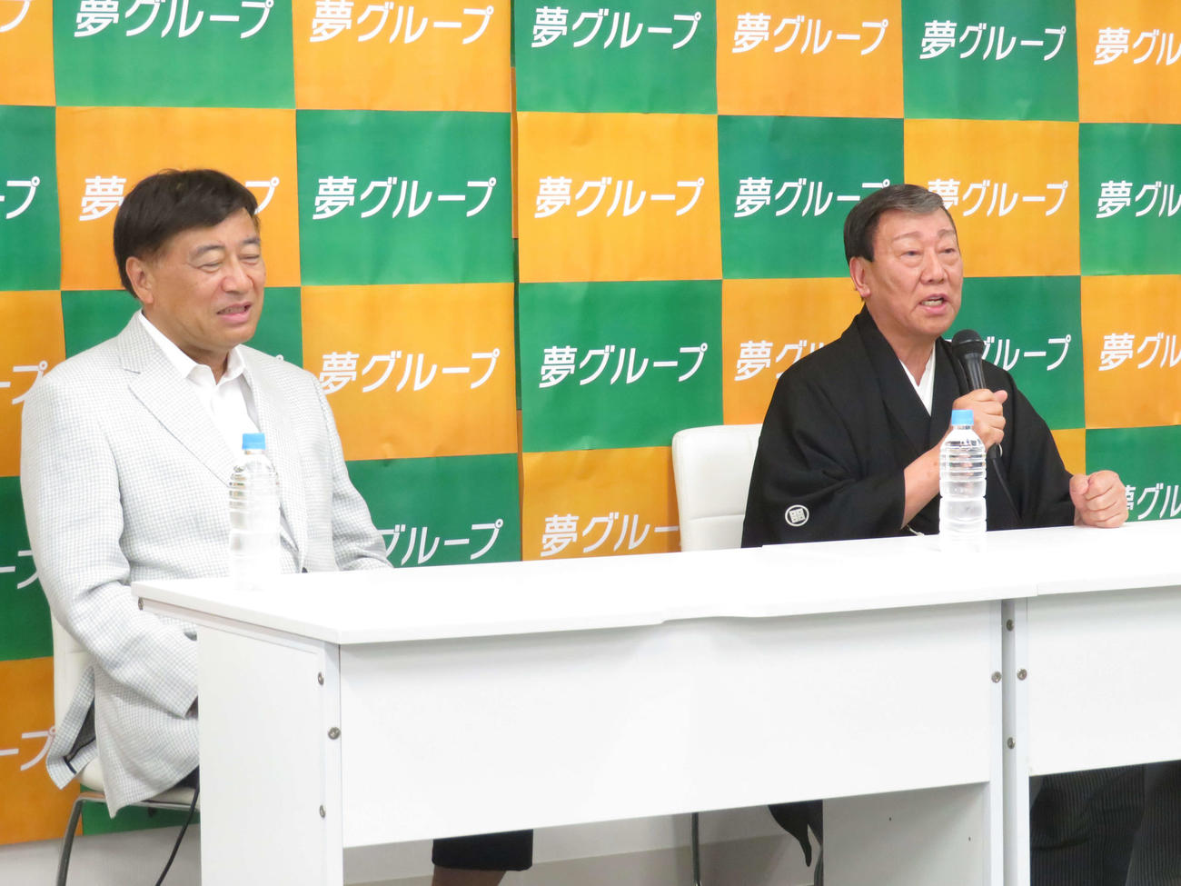 都内で謝罪会見を行った橋幸夫（右）と夢グループの石田重廣社長