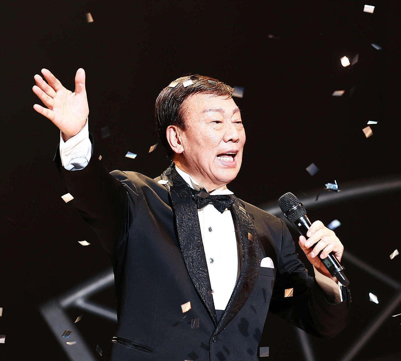 ラストコンサートでフィナーレを迎える橋幸夫（2023年5月撮影）