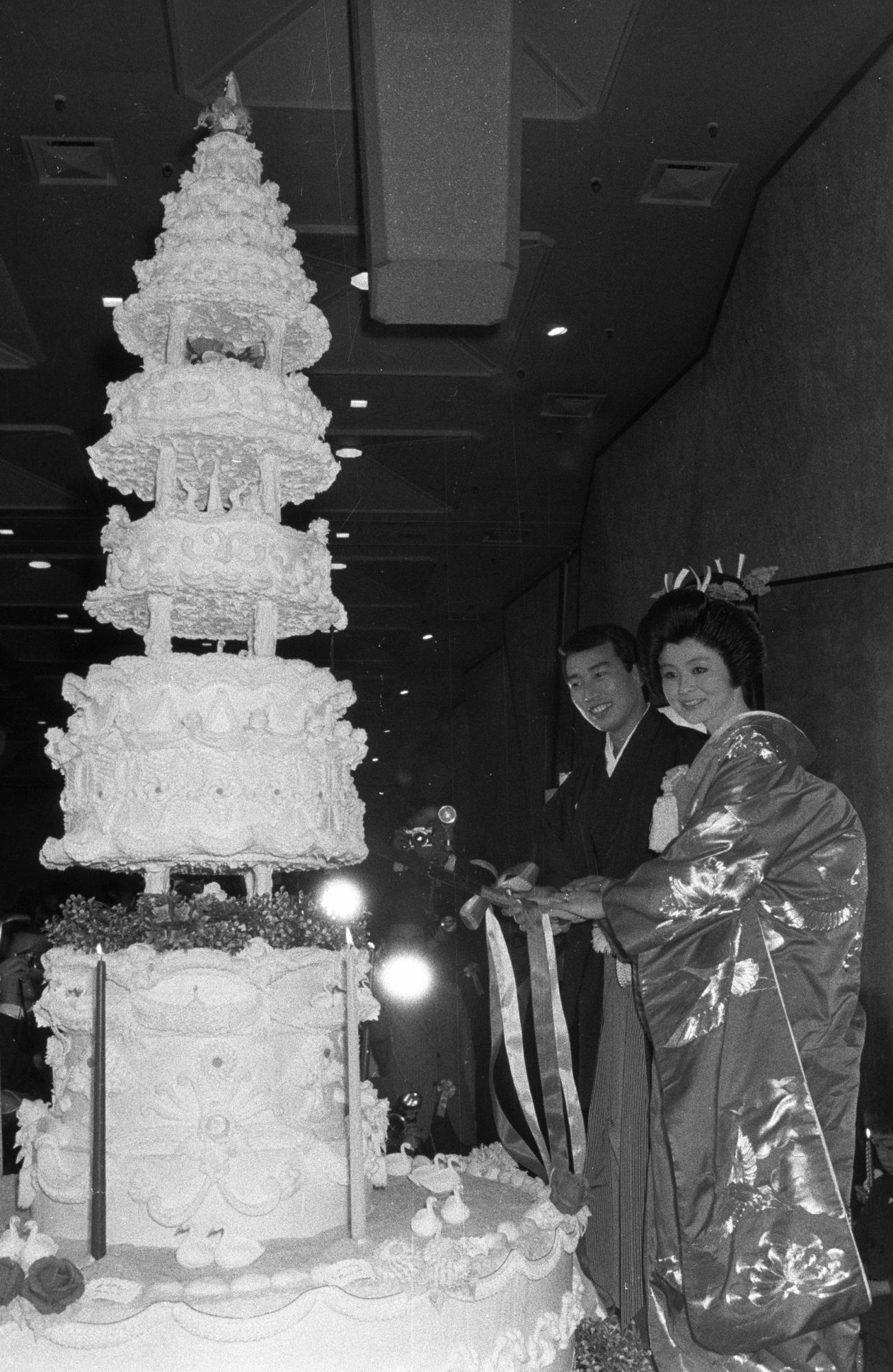 橋幸夫は婚約中だった緒方凡子さんと結婚式を挙げる（1971年1月撮影）