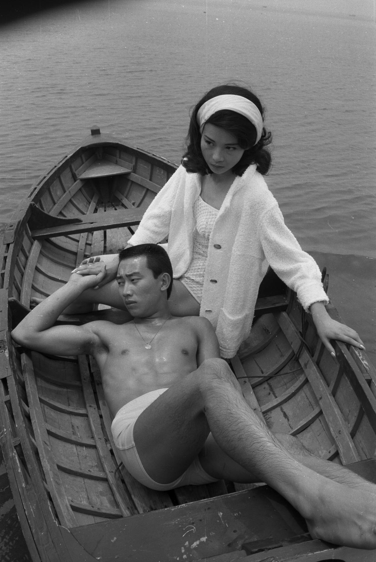 松竹映画「若い海」のスチール・ロケで共演の桑野みゆきとボートの上でポーズを取る橋幸夫（1964年）