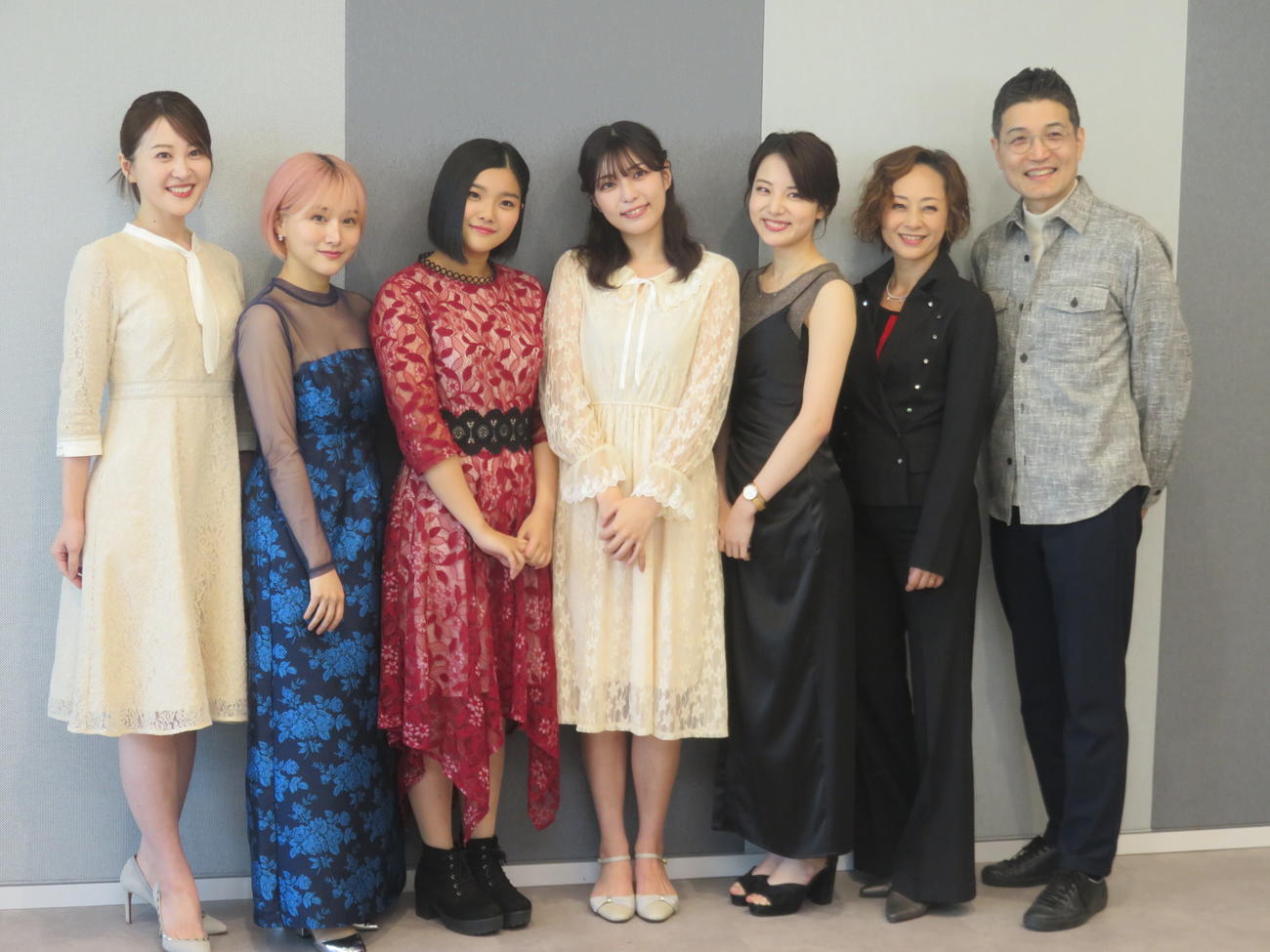 「トロット・ガールズ・ジャパン　日韓歌王決定戦」の出演者たち。左からnatsuco、MAKOTO、住田愛子、福田未来、かのうみゆ、歌心りえ、チョン・チャンファンプロデューサー