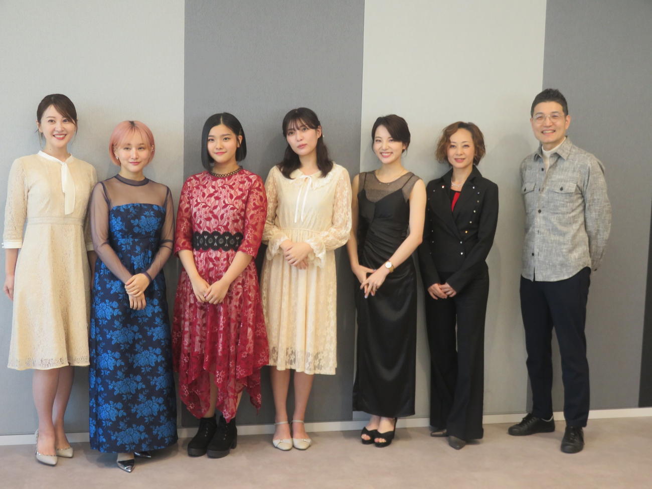 「トロット・ガールズ・ジャパン　日韓歌王決定戦」の出演者たち。左からnatsuco、MAKOTO、住田愛子、福田未来、かのうみゆ、歌心りえ、チョン・チャンファンプロデューサー
