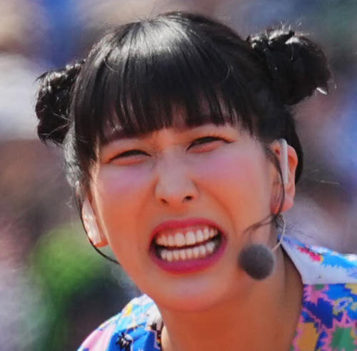 ３時のヒロインゆめっち、白スカート風パンツ姿のセレモニアルピッチ写真披露「ばりゴツい！」