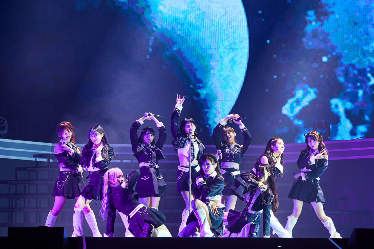 アリーナツアー「Tell me what’s more than　“LOVE”」でパフォーマンスする＝LOVE
