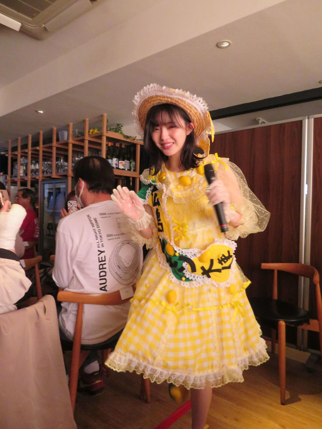 広島レモン大使10周年記念トークショーでファンと交流する市川美織（撮影・村上幸将）