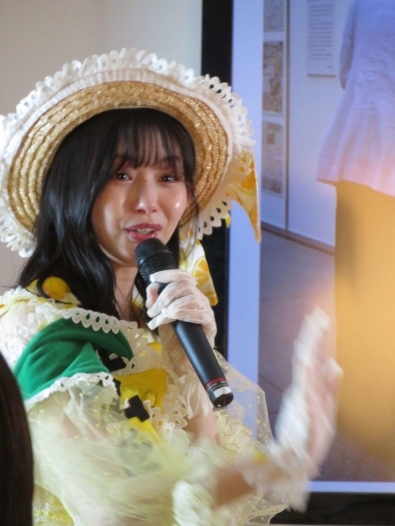 広島レモン大使10周年記念トークショーの中で涙ぐむ市川美織（撮影・村上幸将）