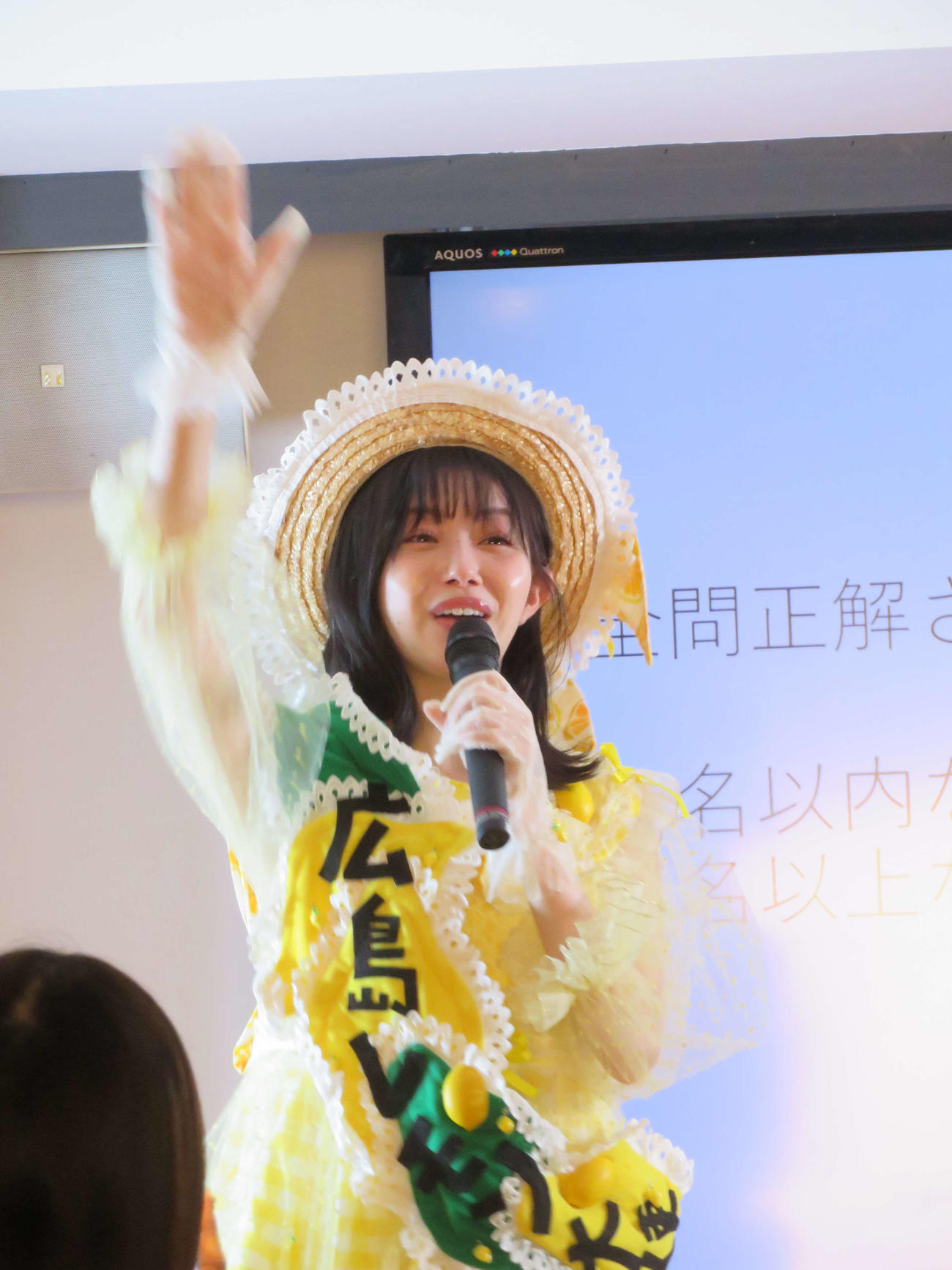 広島レモン大使10周年記念トークショーでファンとじゃんけんする市川美織（撮影・村上幸将）