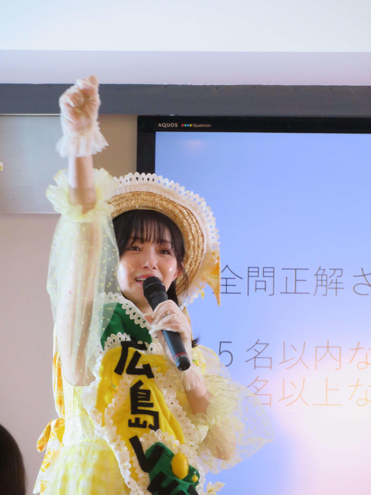 広島レモン大使10周年記念トークショーでファンとじゃんけんする市川美織（撮影・村上幸将）