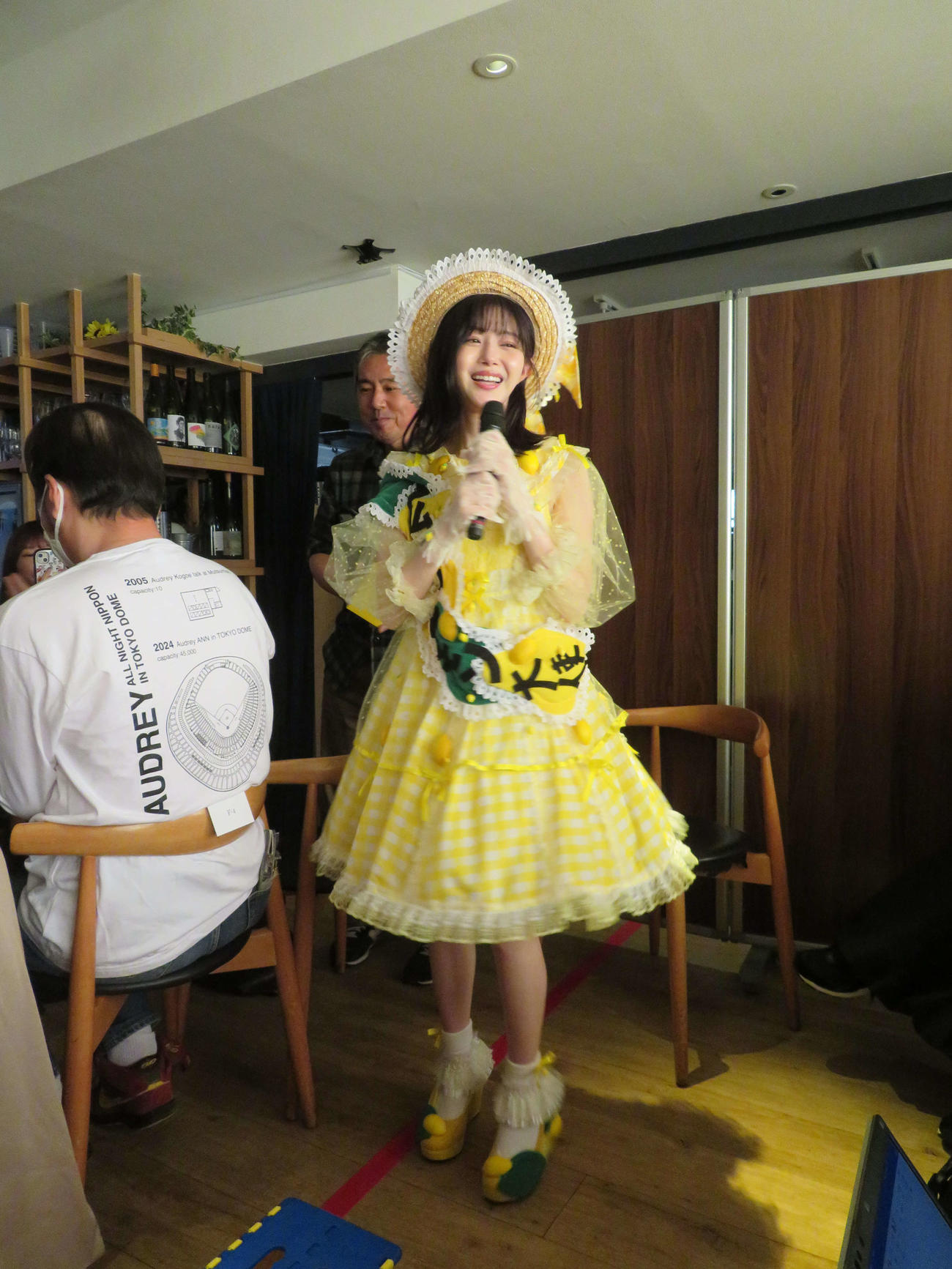 広島レモン大使10周年記念トークショーでファンと交流する市川美織（撮影・村上幸将）