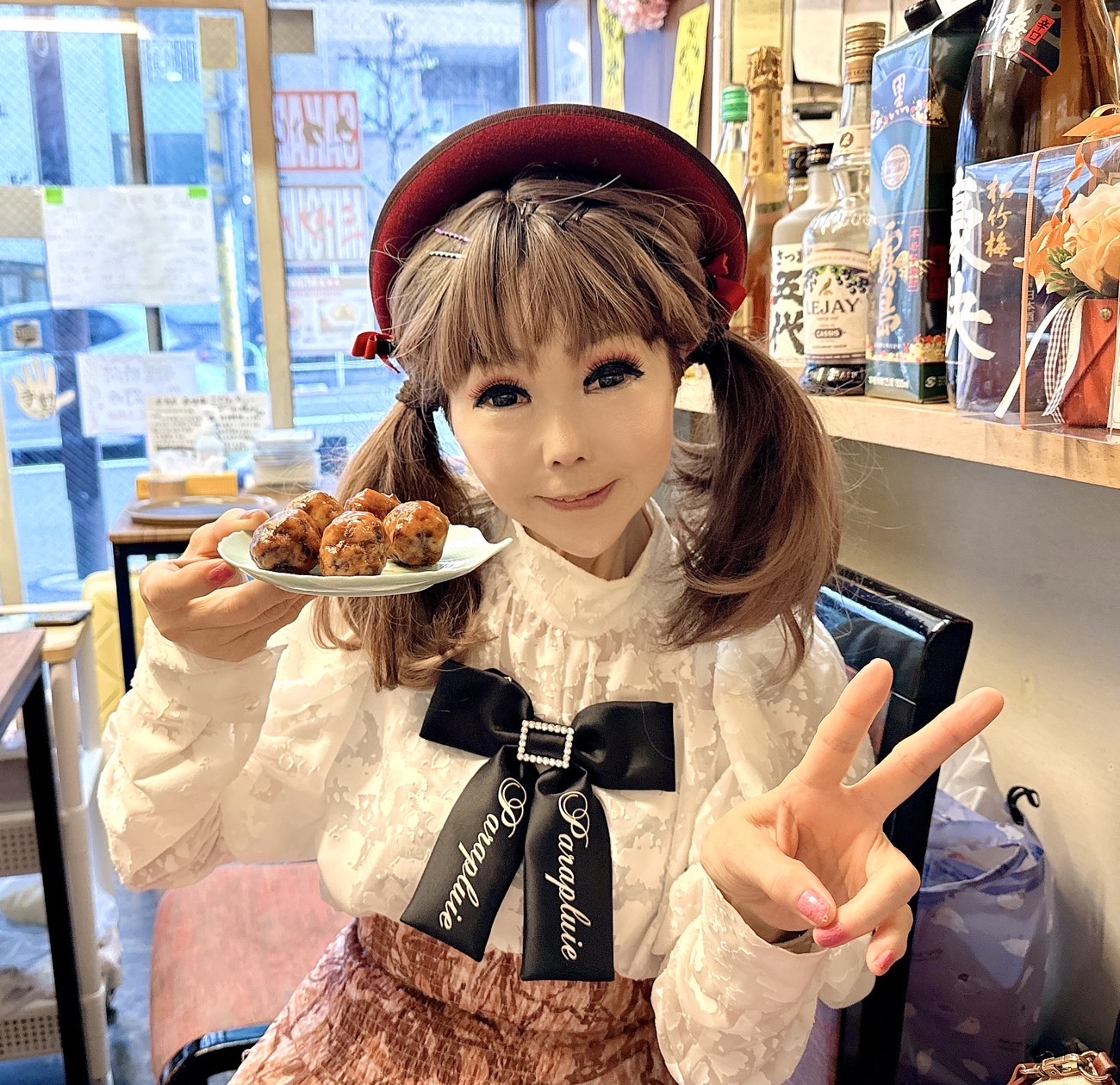 「なぐもんこんがりコロコロミートボール」を持つ恵中瞳