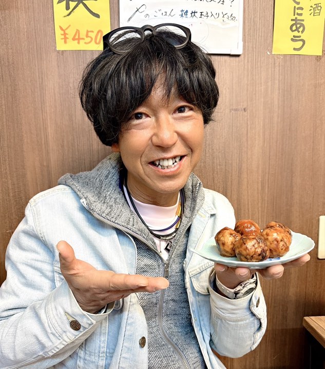 「なぐもんこんがりコロコロミートボール」を持つ南雲一範