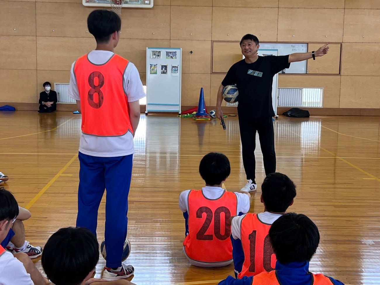 日本サッカー協会の「能登半島地震JFAプロジェクト」で石川県七尾市を訪問し、県立七尾高でサッカーの指導を行う武田修宏氏
