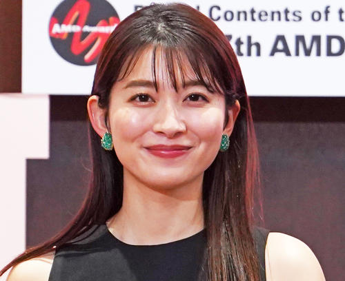 山本里菜「すごくお気に入り」オフショル赤ワンピ姿に「めっちゃ似合う」「可愛すぎる」など反響