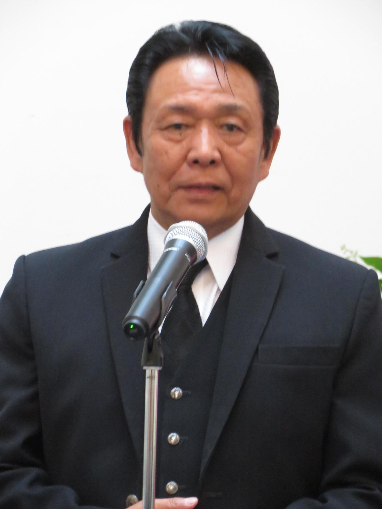 小金沢昇司さんを「偲ぶ会」であいさつする山本譲二