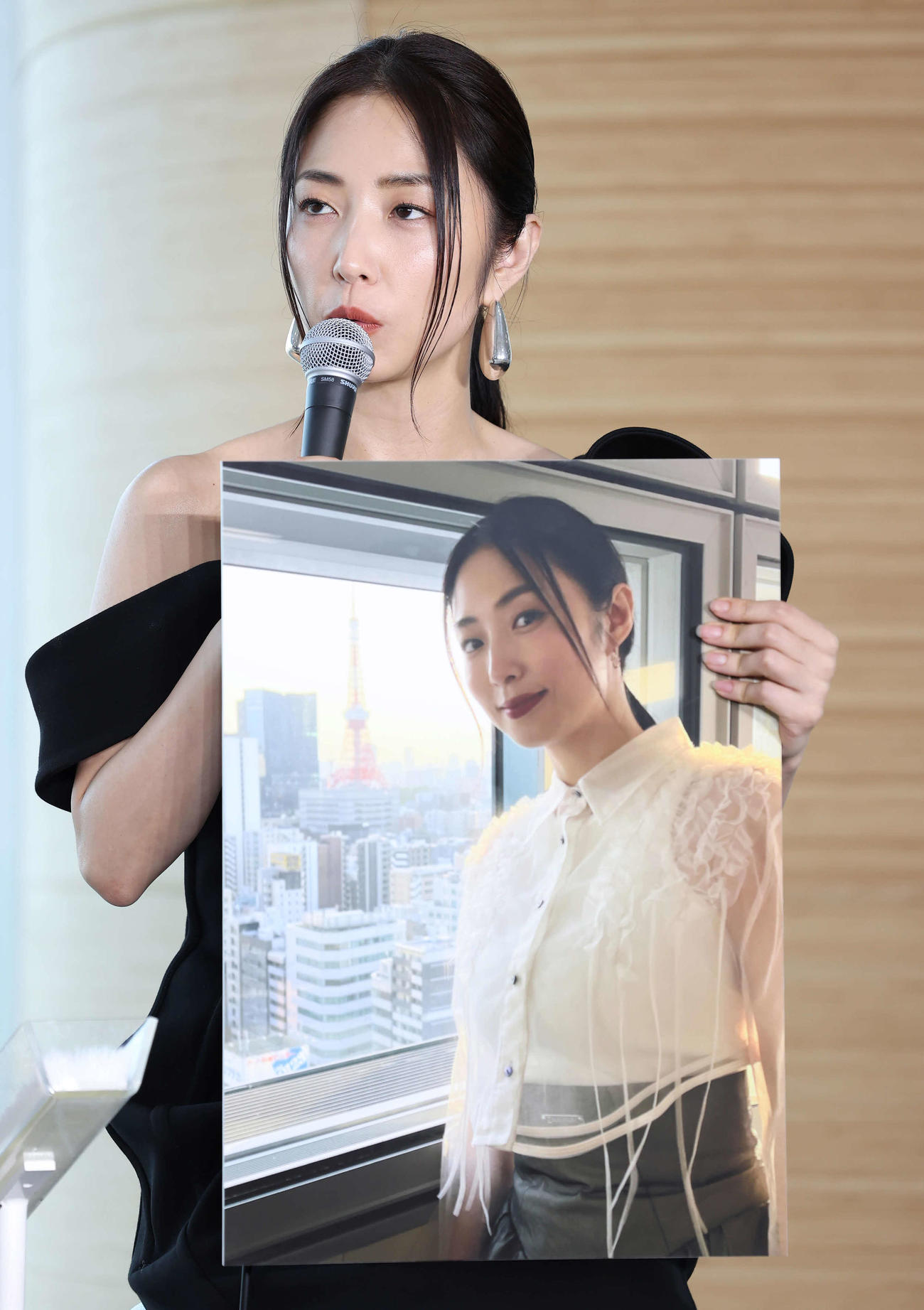 お気に入りの東京タワーの写真を披露するMEGUMI（撮影・丹羽敏通）