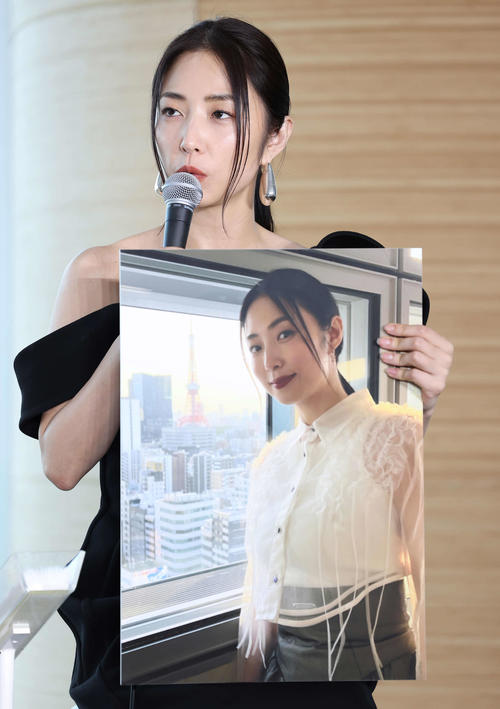 肩出し黒ボディコン衣装で登壇のMEGUMI「気持ちを理解しながら演じています」